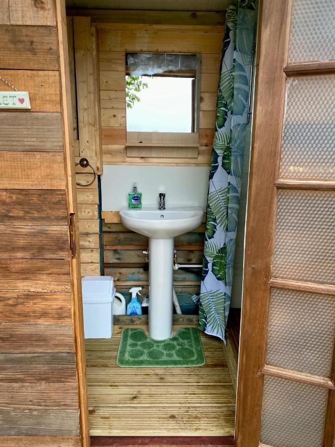 Cherry Tree Glamping Lodge Wellington  Dış mekan fotoğraf
