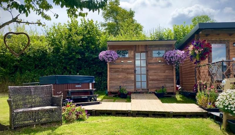 Cherry Tree Glamping Lodge Wellington  Dış mekan fotoğraf